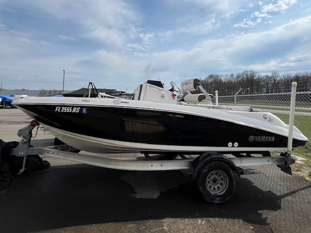 Yamaha 190 FSH Center Console with Integrated Jet Propulsion