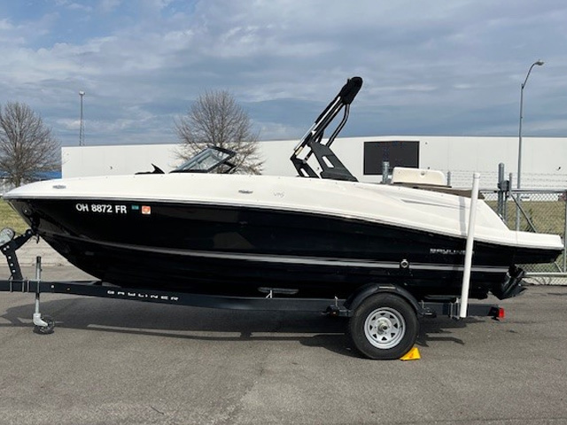Bayliner VR5 with Mercury Motor